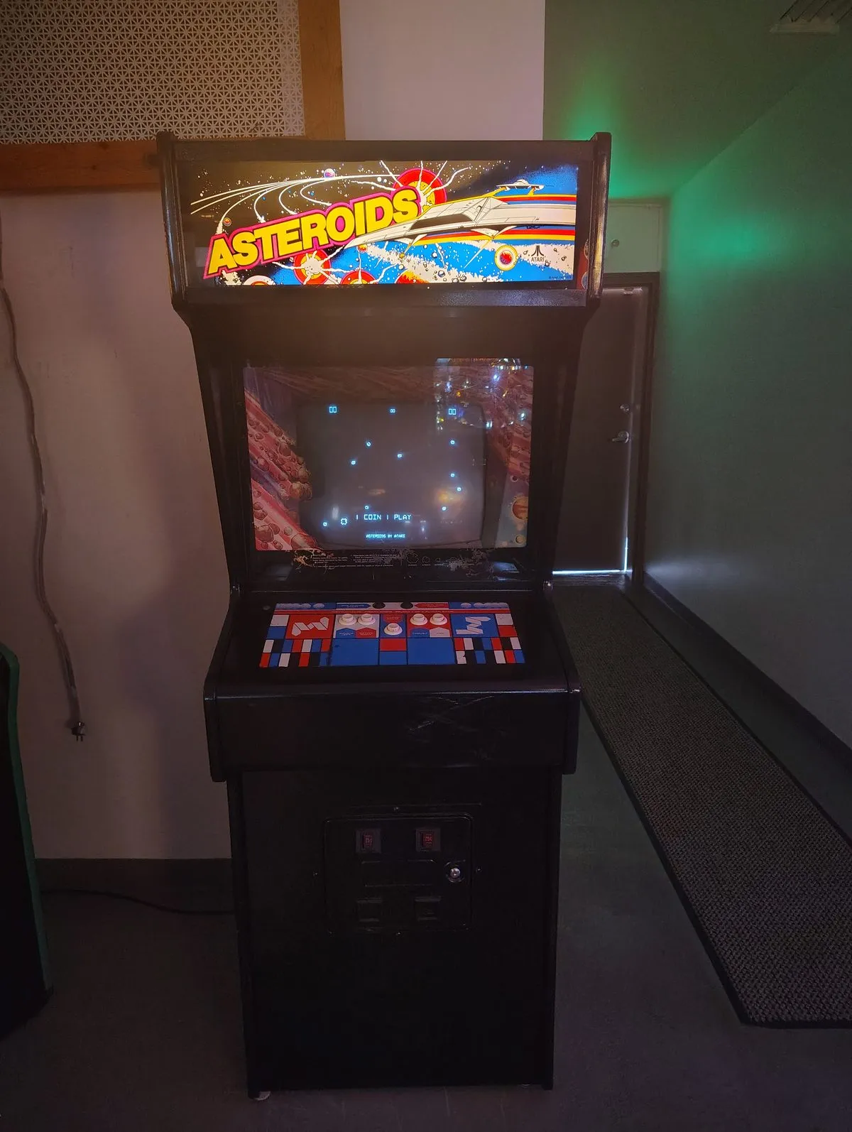 Asteroids arcade cabinet