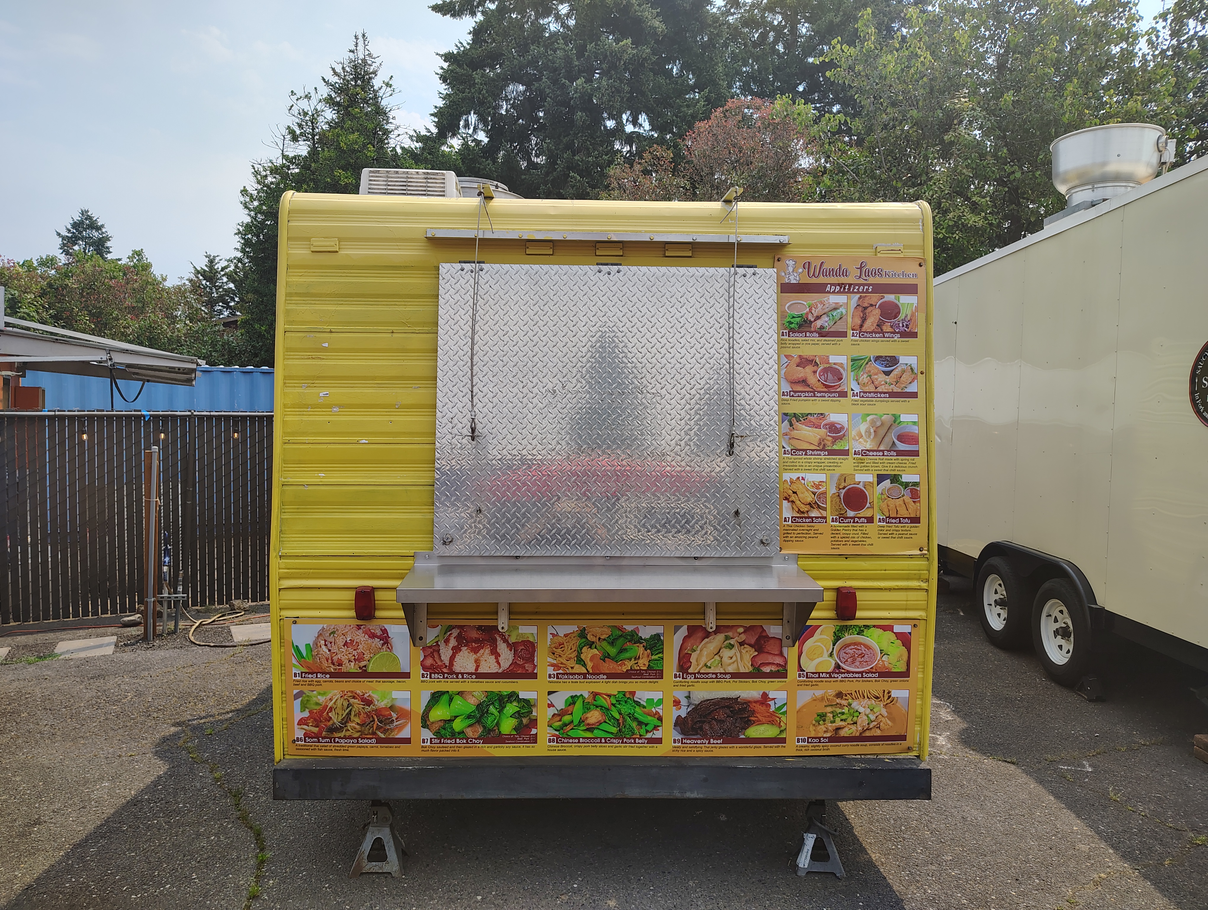 Wanda's Thai food cart at The Back Patio